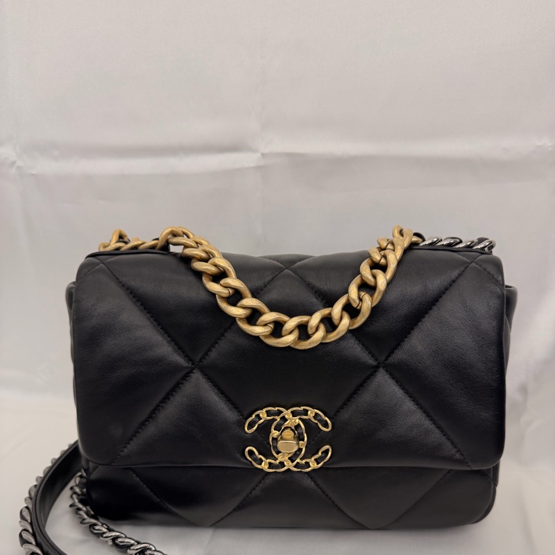 Chanel 黑羊皮19斜背包-8