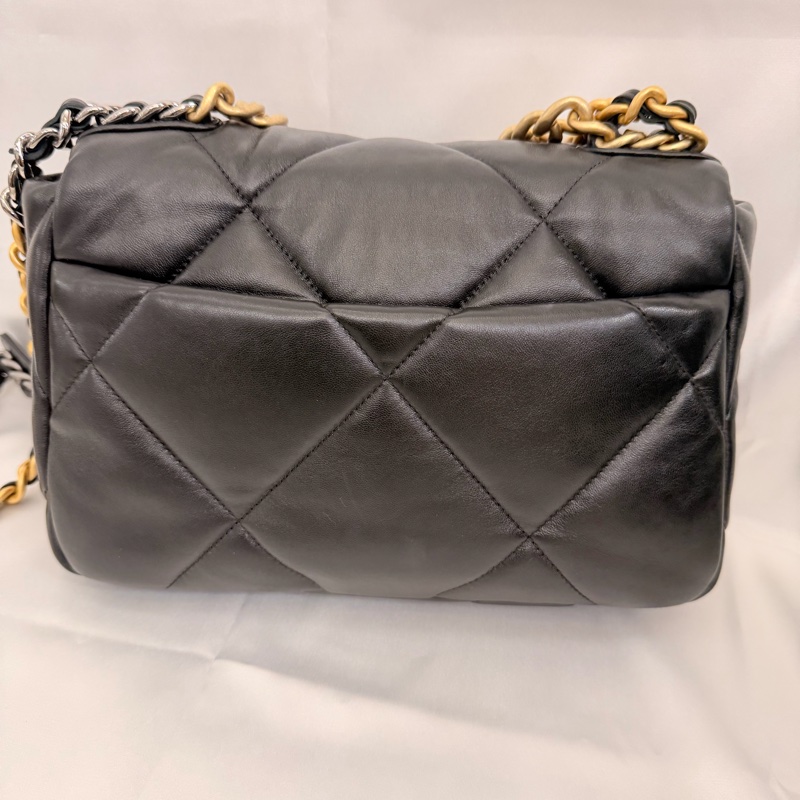 Chanel 黑羊皮19斜背包-9