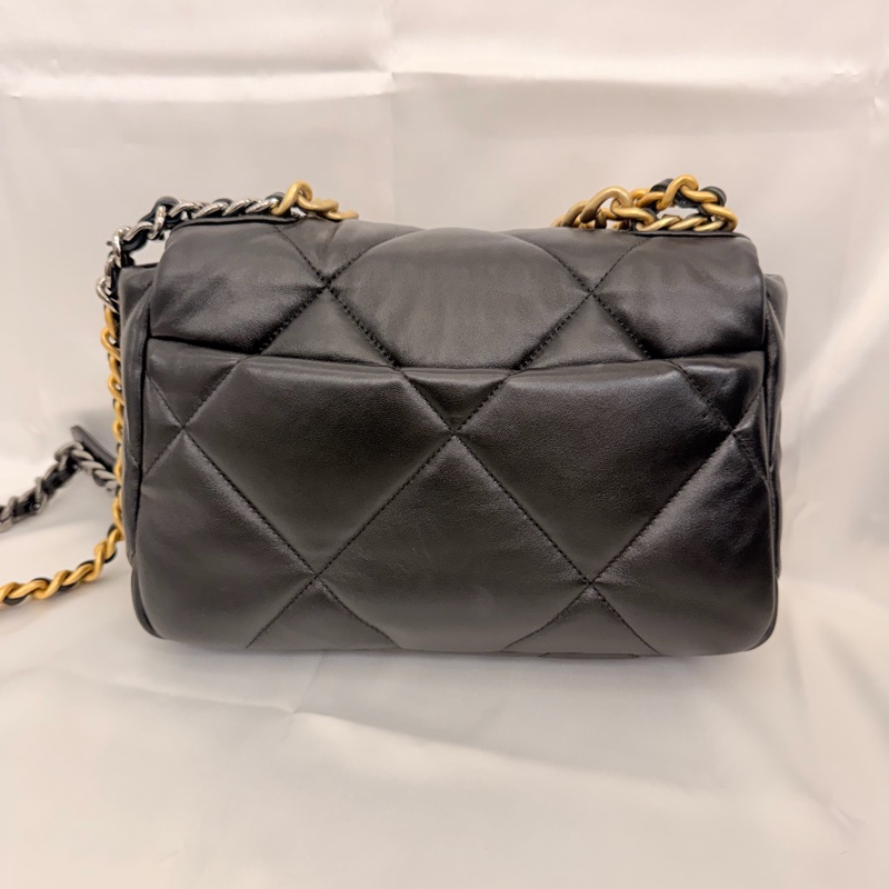Chanel 黑羊皮19斜背包-10