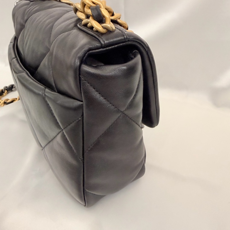 Chanel 黑羊皮19斜背包-11