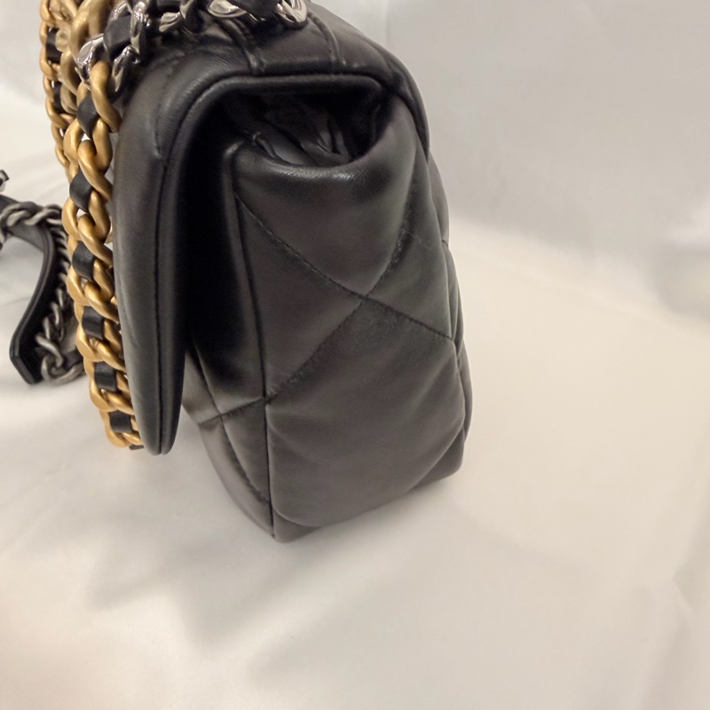 Chanel 黑羊皮19斜背包-12