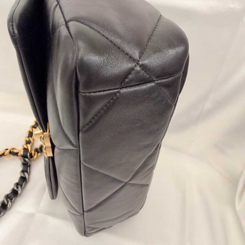Chanel 黑羊皮19斜背包-13