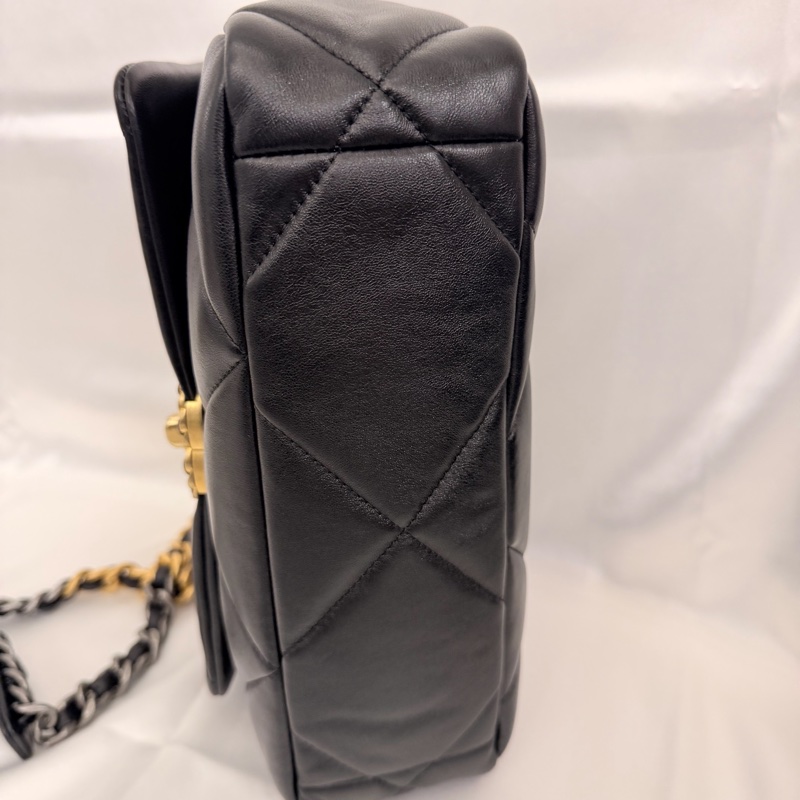 Chanel 黑羊皮19斜背包-14