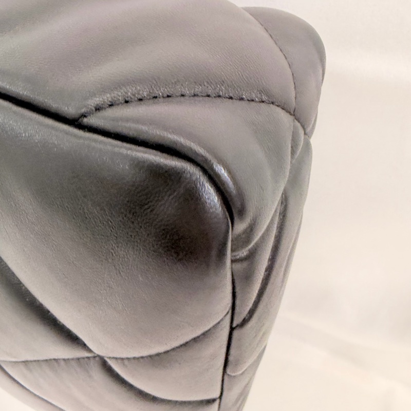 Chanel 黑羊皮19斜背包-18