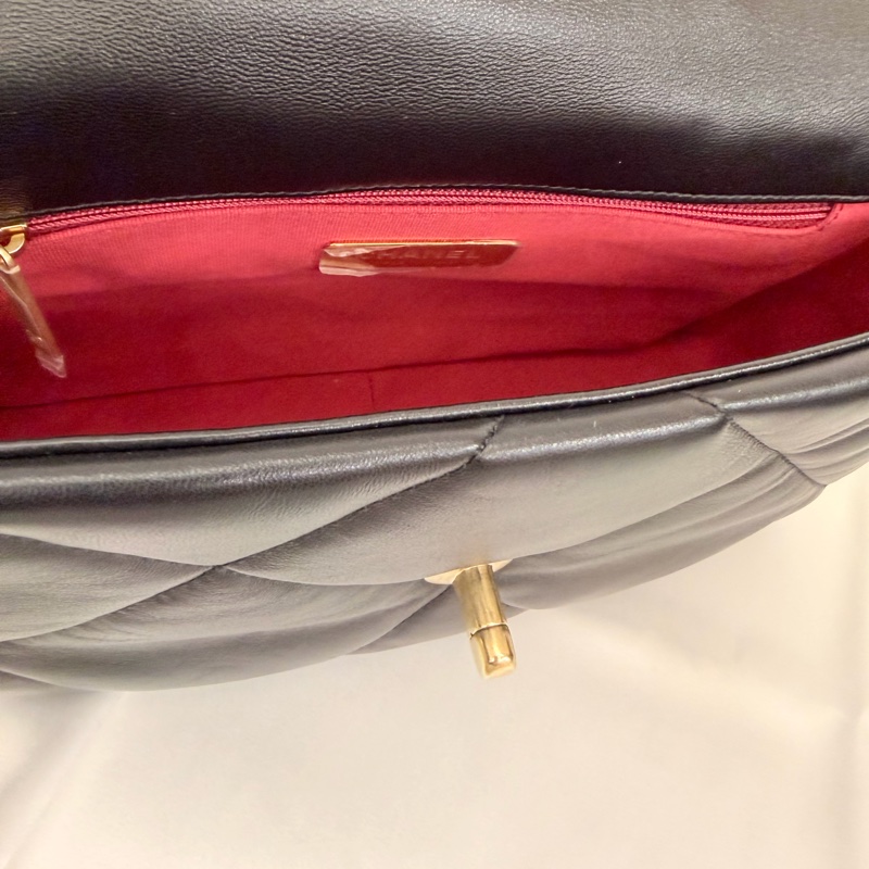 Chanel 黑羊皮19斜背包-24