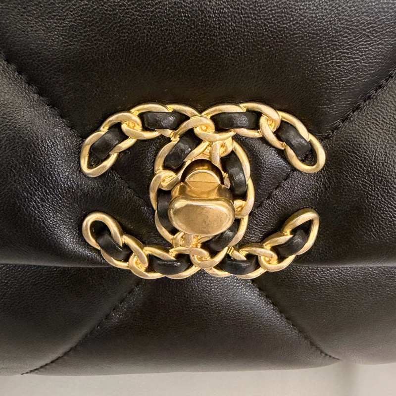 Chanel 黑羊皮19斜背包-27