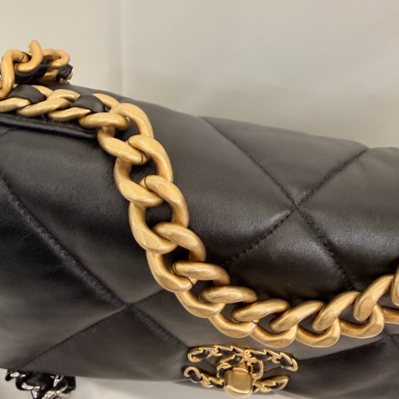 Chanel 黑羊皮19斜背包-28