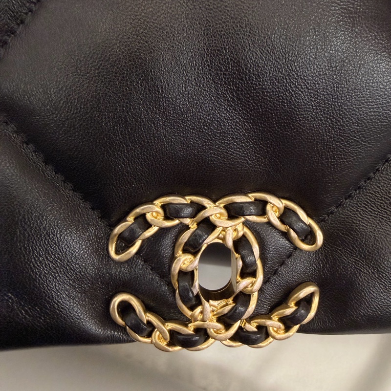 Chanel 黑羊皮19斜背包-31