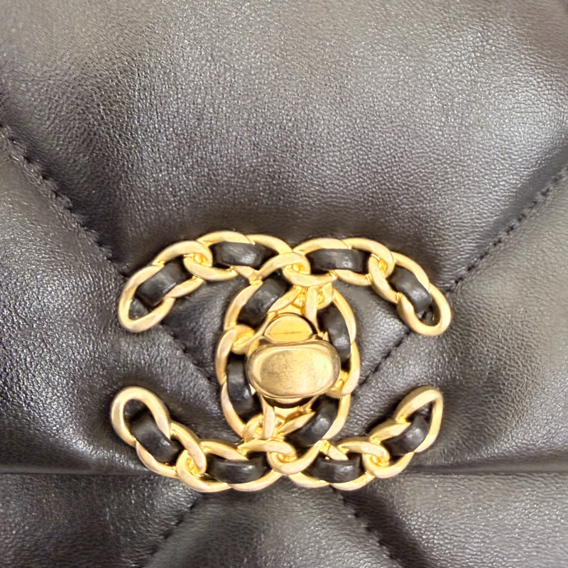 Chanel 黑羊皮19斜背包-32