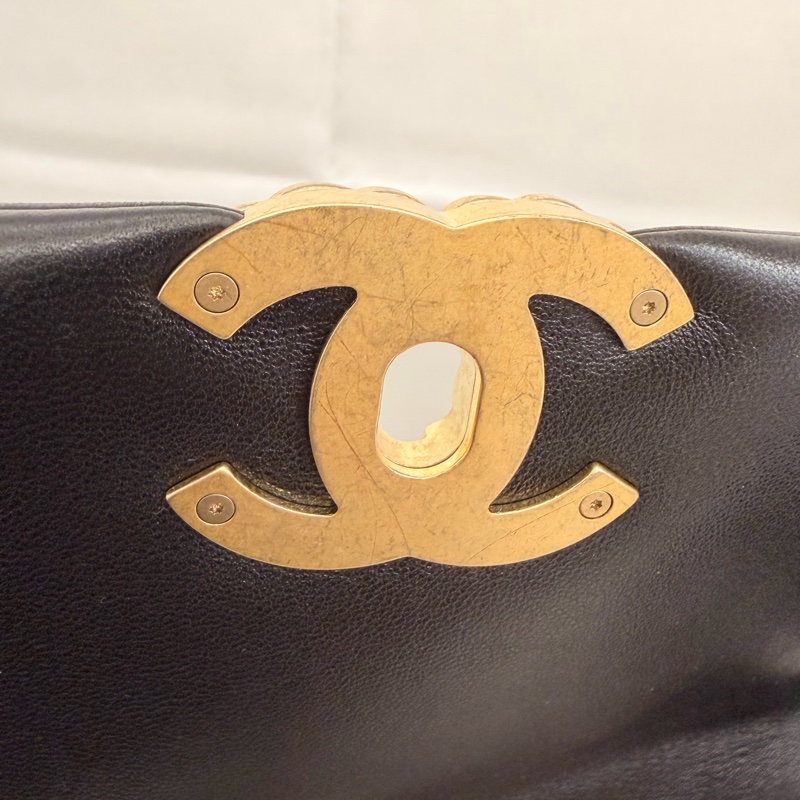 Chanel 黑羊皮19斜背包-34