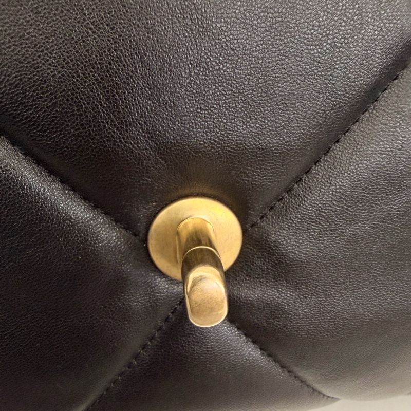 Chanel 黑羊皮19斜背包-35