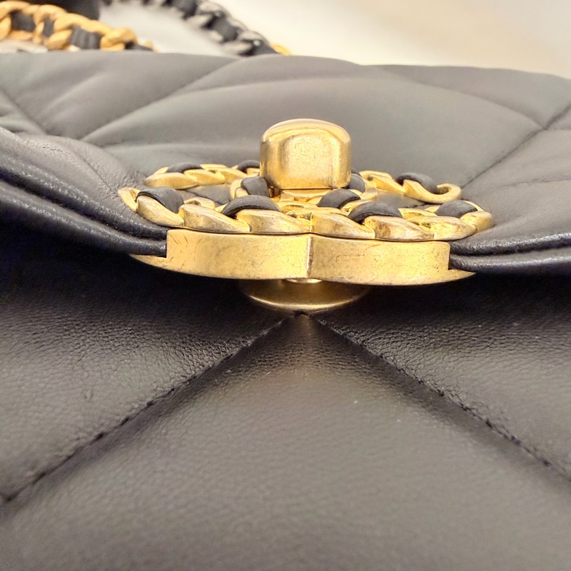 Chanel 黑羊皮19斜背包-36