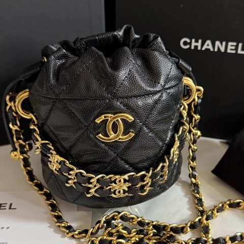 CHANEL香奈兒 黑金魚子醬牛皮22K菱格金扣抽繩鏈條 金珠水桶包單肩斜挎手拿包