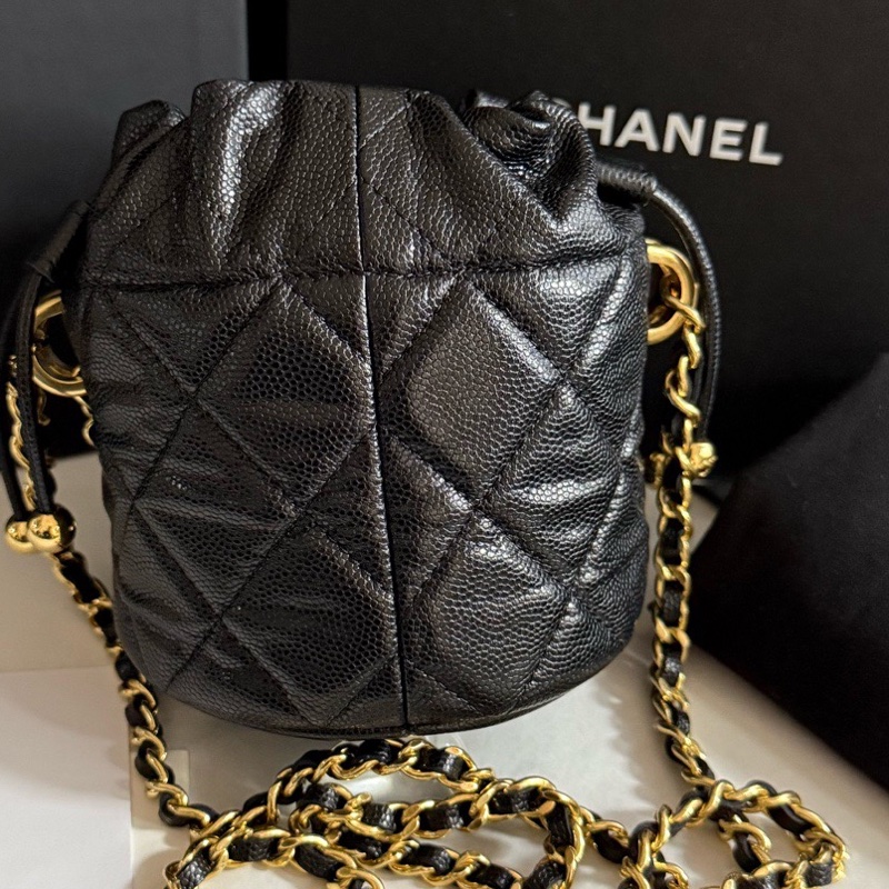 CHANEL香奈兒 黑金魚子醬牛皮22K菱格金扣抽繩鏈條 金珠水桶包單肩斜挎手拿包-1