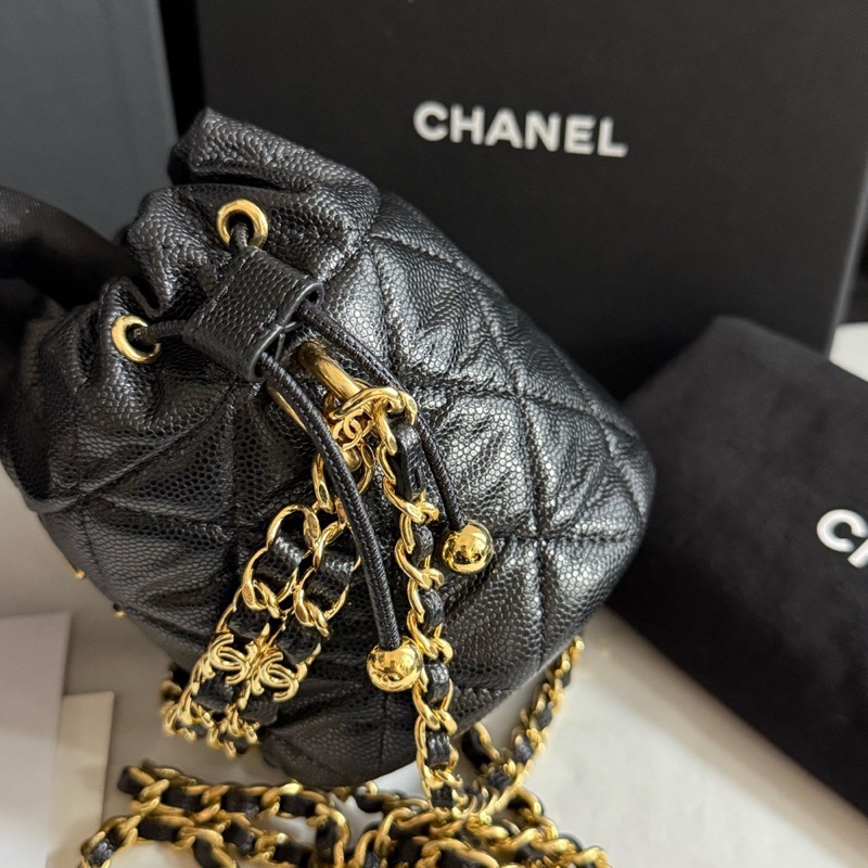 CHANEL香奈兒 黑金魚子醬牛皮22K菱格金扣抽繩鏈條 金珠水桶包單肩斜挎手拿包-3