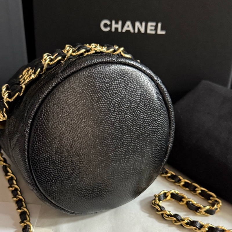 CHANEL香奈兒 黑金魚子醬牛皮22K菱格金扣抽繩鏈條 金珠水桶包單肩斜挎手拿包-4
