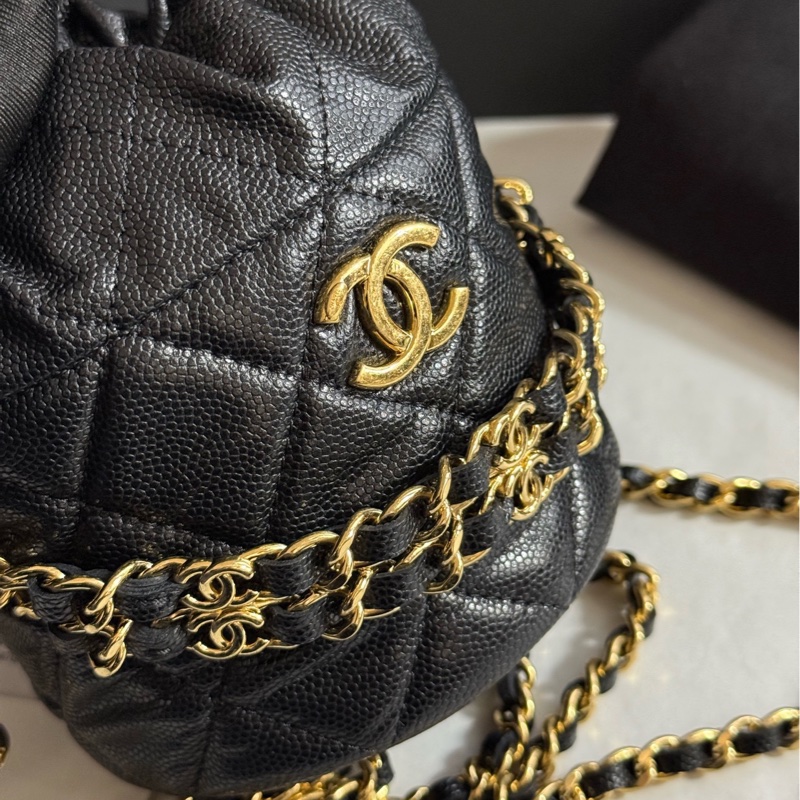 CHANEL香奈兒 黑金魚子醬牛皮22K菱格金扣抽繩鏈條 金珠水桶包單肩斜挎手拿包-5