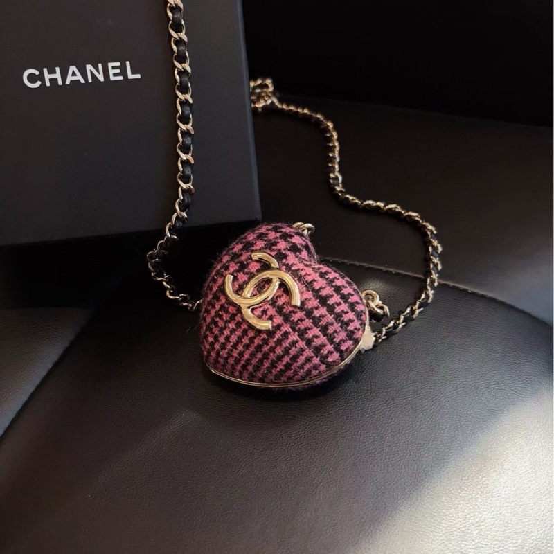 Chanel 秀款 22k粉紫色爱心毛呢斜挎 小爱心包 7*6*2-0