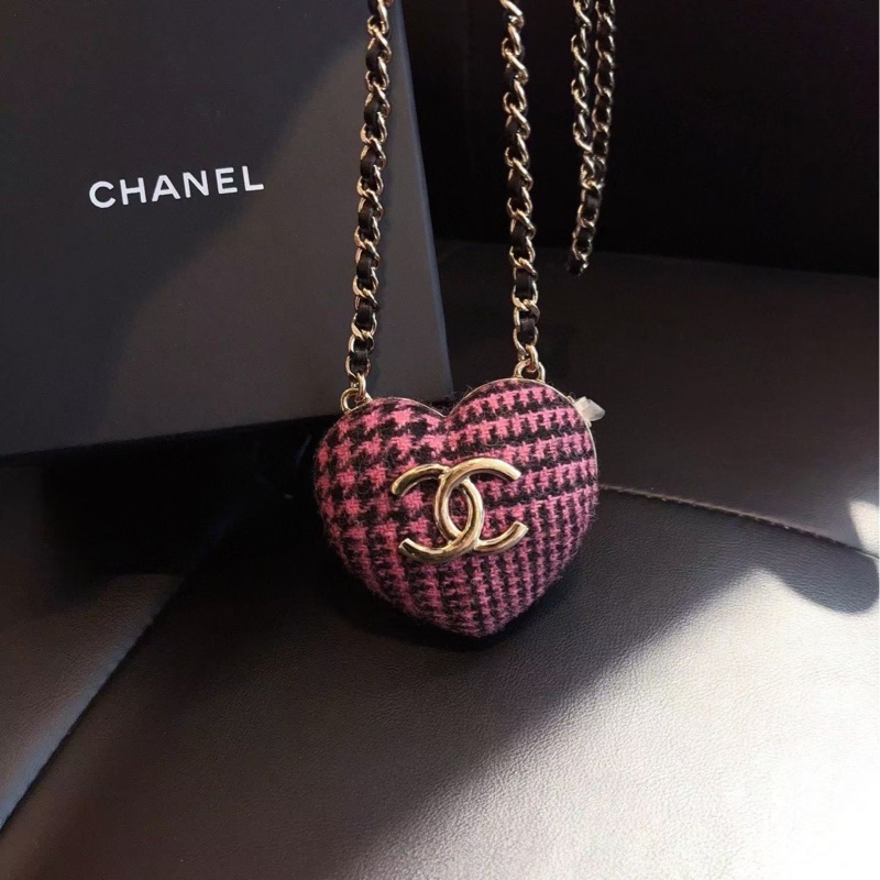 Chanel 秀款 22k粉紫色爱心毛呢斜挎 小爱心包 7*6*2-3