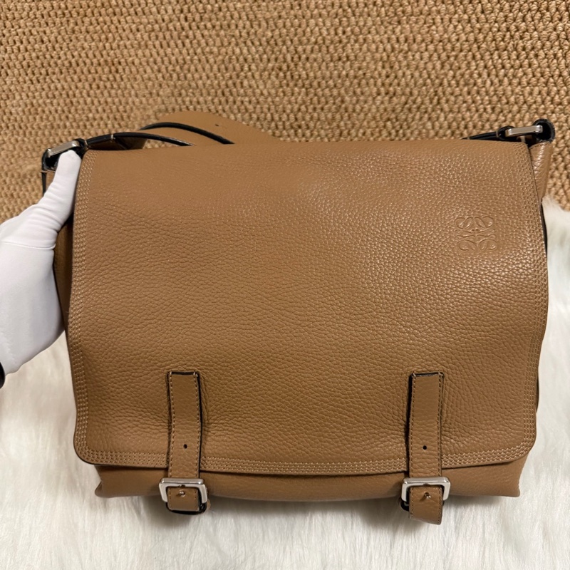 Loewe 羅意威 焦糖色郵差包 底長30cm-0