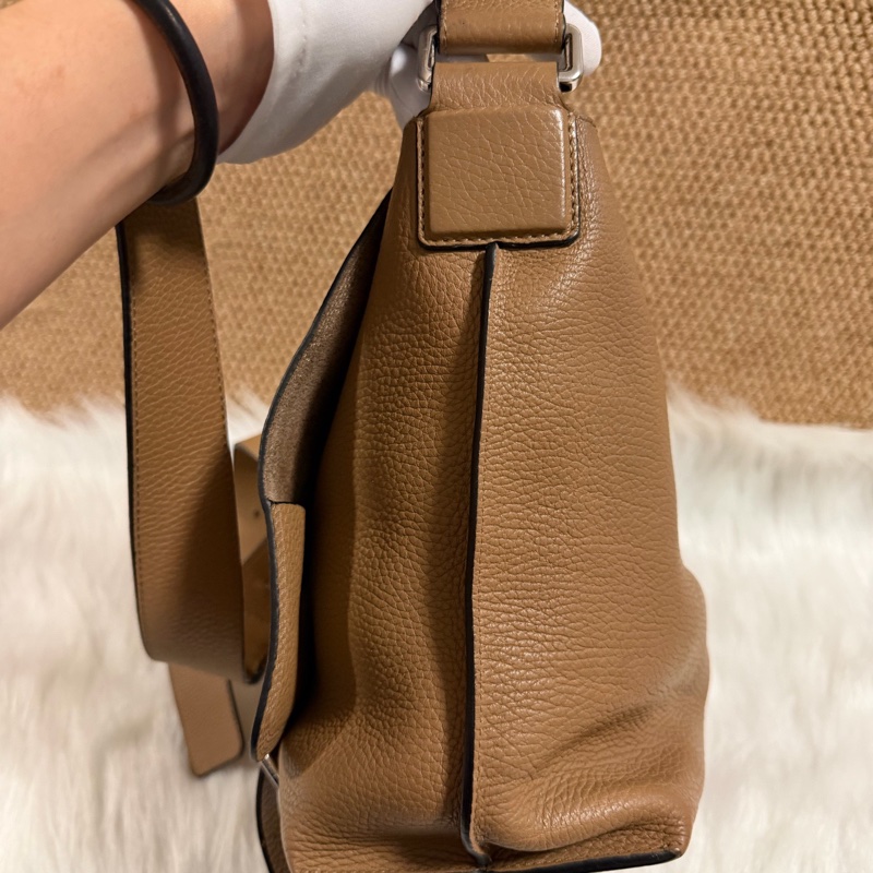 Loewe 羅意威 焦糖色郵差包 底長30cm-3