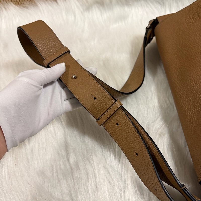 Loewe 羅意威 焦糖色郵差包 底長30cm-5