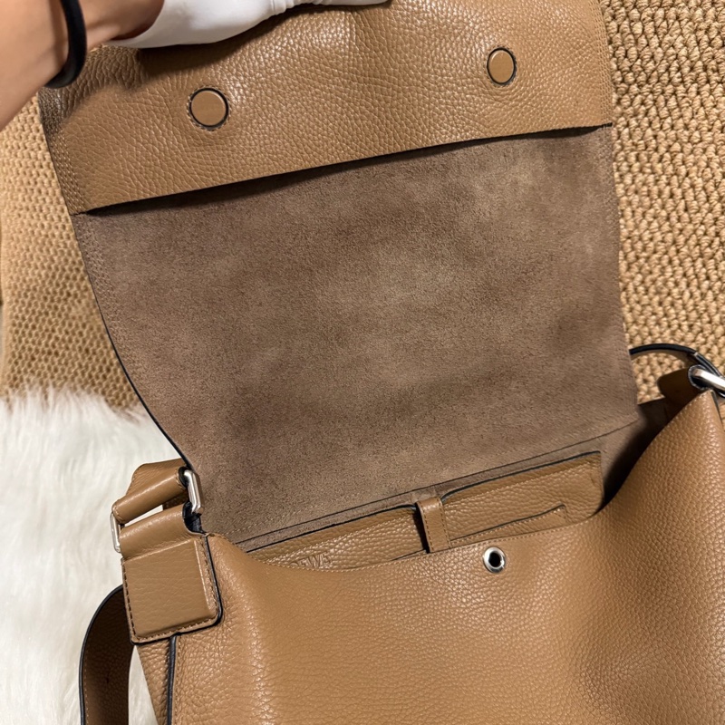 Loewe 羅意威 焦糖色郵差包 底長30cm-12