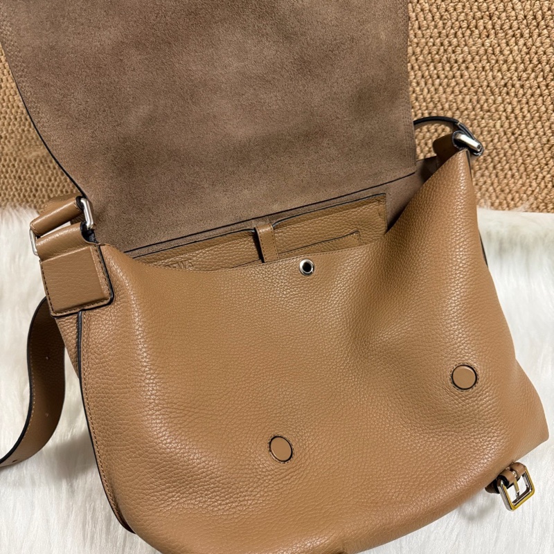 Loewe 羅意威 焦糖色郵差包 底長30cm-13