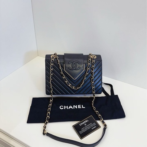 Chanel邮差包链条包，黑金V字纹，可单间可斜挎，经典款