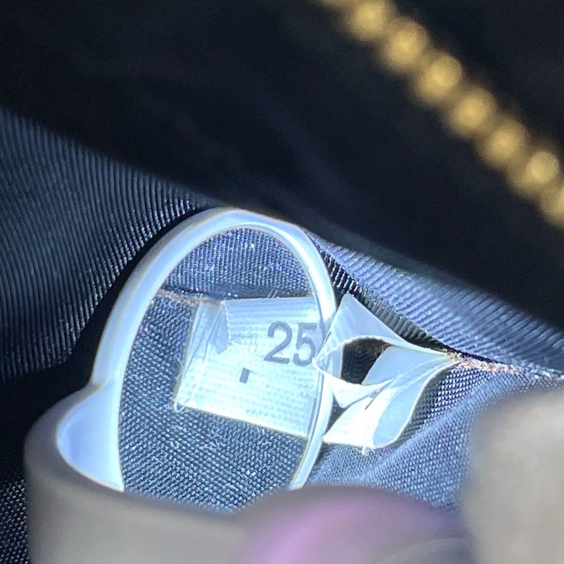 prada普拉達尼龍降落傘黑金翻蓋單肩斜挎包 尺寸26*15-6