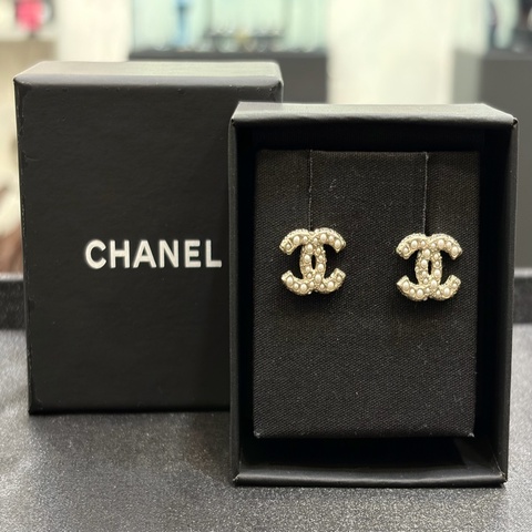 CHANEL 淡金滿珍珠雙C耳針 24A 秋冬款
