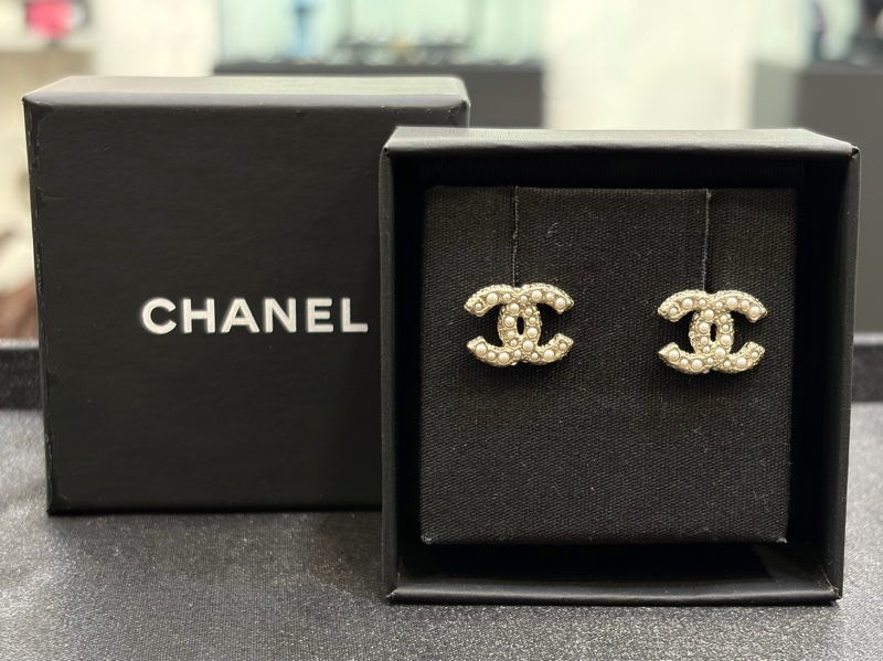 CHANEL 淡金滿珍珠雙C耳針 24A 秋冬款-0