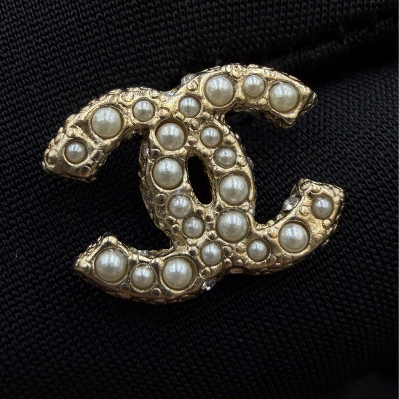 CHANEL 淡金滿珍珠雙C耳針 24A 秋冬款-1