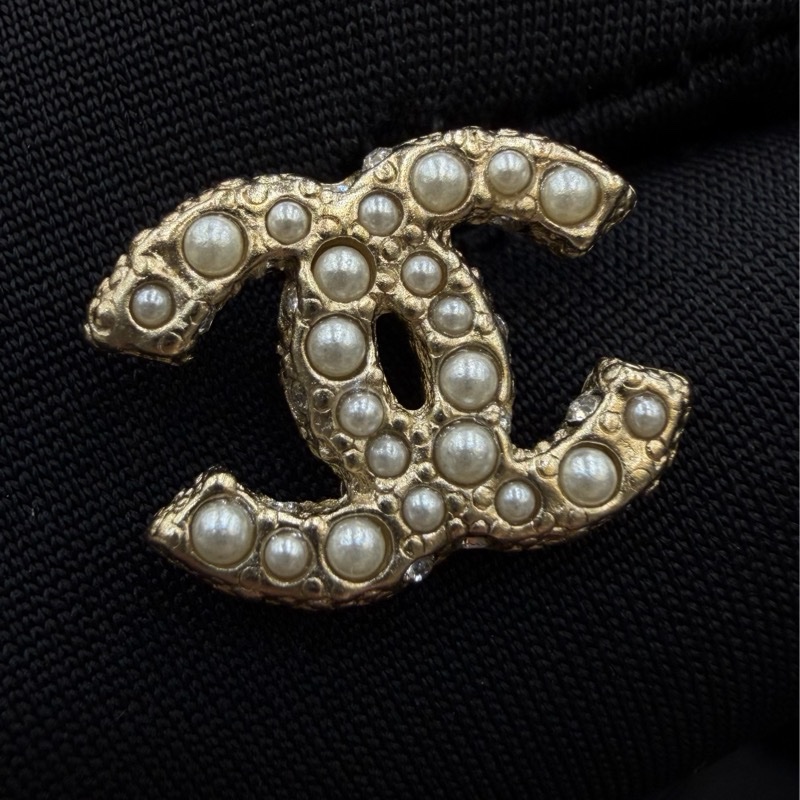 CHANEL 淡金滿珍珠雙C耳針 24A 秋冬款-9