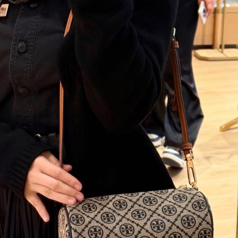 Tory Burch T MONOGRAM CYLINDER BAG深藍老花色滾桶包-1