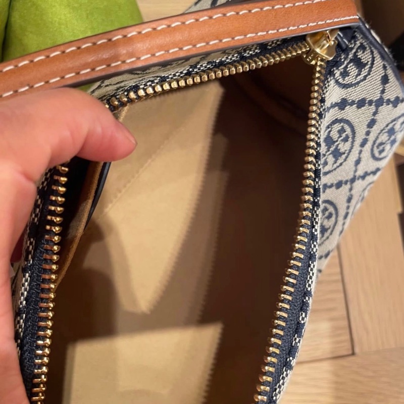 Tory Burch T MONOGRAM CYLINDER BAG深藍老花色滾桶包-4