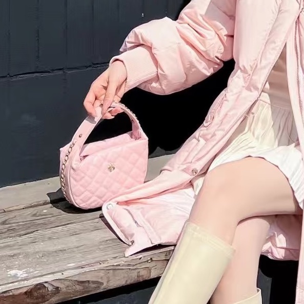 甜妹穿搭✨🌸Chanel香奈兒26C櫻花粉金扣飯盒包手提單肩斜挎鏈條包-3