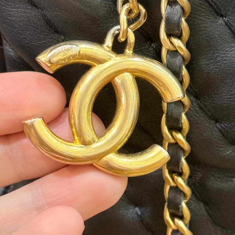 CHANEL 香奈兒 黑色 耐用牛皮 皮穿鏈斜背包 內裡拉鍊膠膜還在✨-12