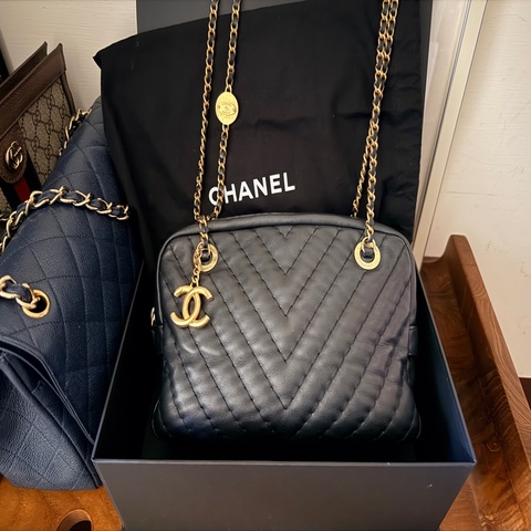 🎁附香奈兒盒子、防塵、紙卡🏅狀態不錯9新✨CHANEL 香奈兒 黑色 耐用牛皮 皮穿鏈斜背包 內裡拉鍊膠膜還在✨