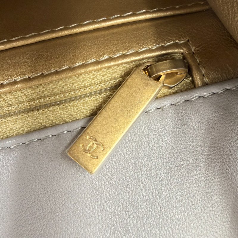 CHANEL - 灰色菱格紋羊皮金球方胖-17