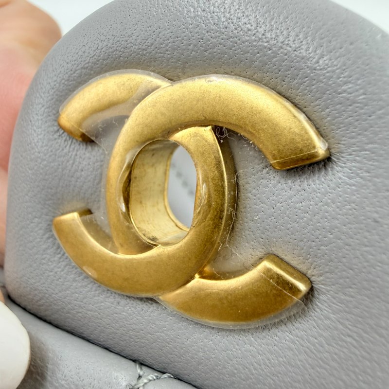 CHANEL - 灰色菱格紋羊皮金球方胖-19