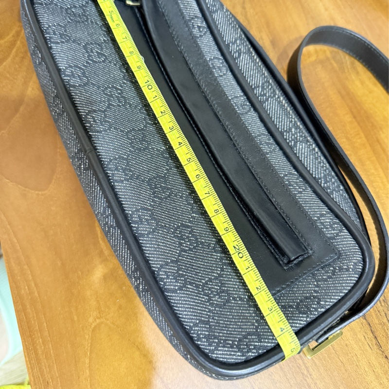 Gucci灰黑色 老花 胸口包 肩背包 腋下包 保齡球包-1