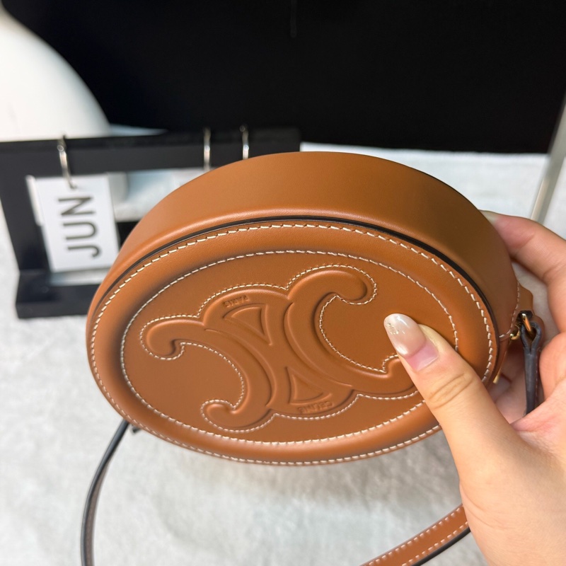 Celine 賽琳 浮雕凱旋門月餅包,尺寸14/10/5cm-5
