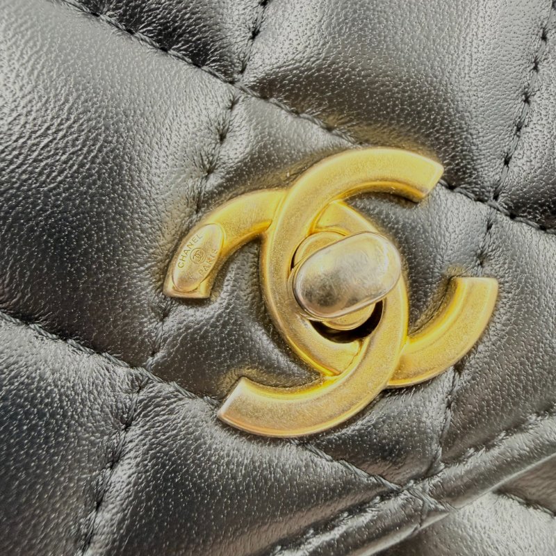 CHANEL - 黑色菱格羊皮金球下蓋woc-19