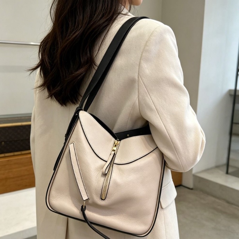 LOEWE 金扣Hammock手提斜背包28*24*14 9新 配件塵袋-0