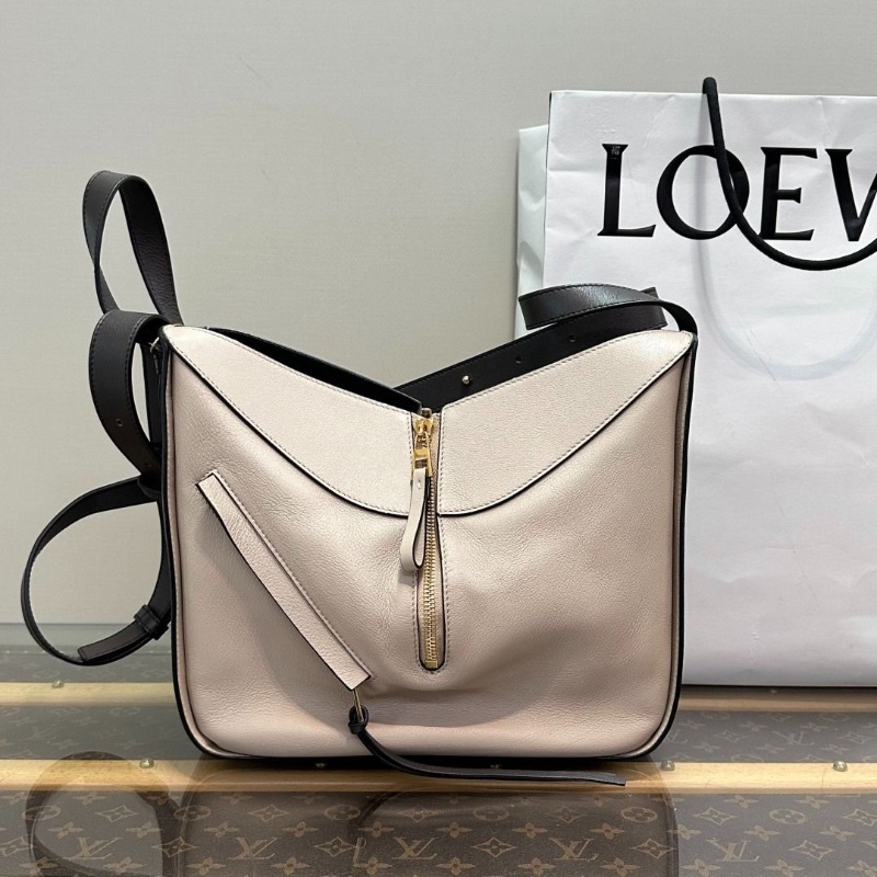 LOEWE 金扣Hammock手提斜背包28*24*14 9新 配件塵袋-1
