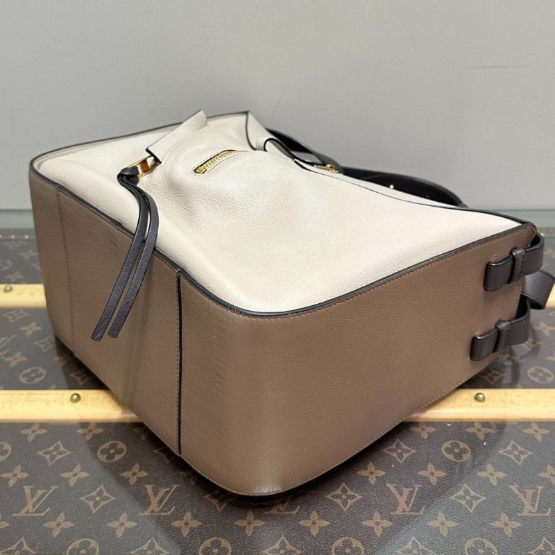 LOEWE 金扣Hammock手提斜背包28*24*14 9新 配件塵袋-3