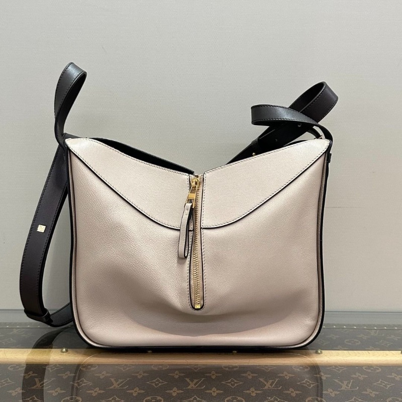 LOEWE 金扣Hammock手提斜背包28*24*14 9新 配件塵袋-5