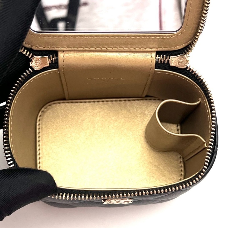 CHANEL 黑金羊皮足球肩背斜背化妝盒子包10*9*7 9新 配件塵袋-6