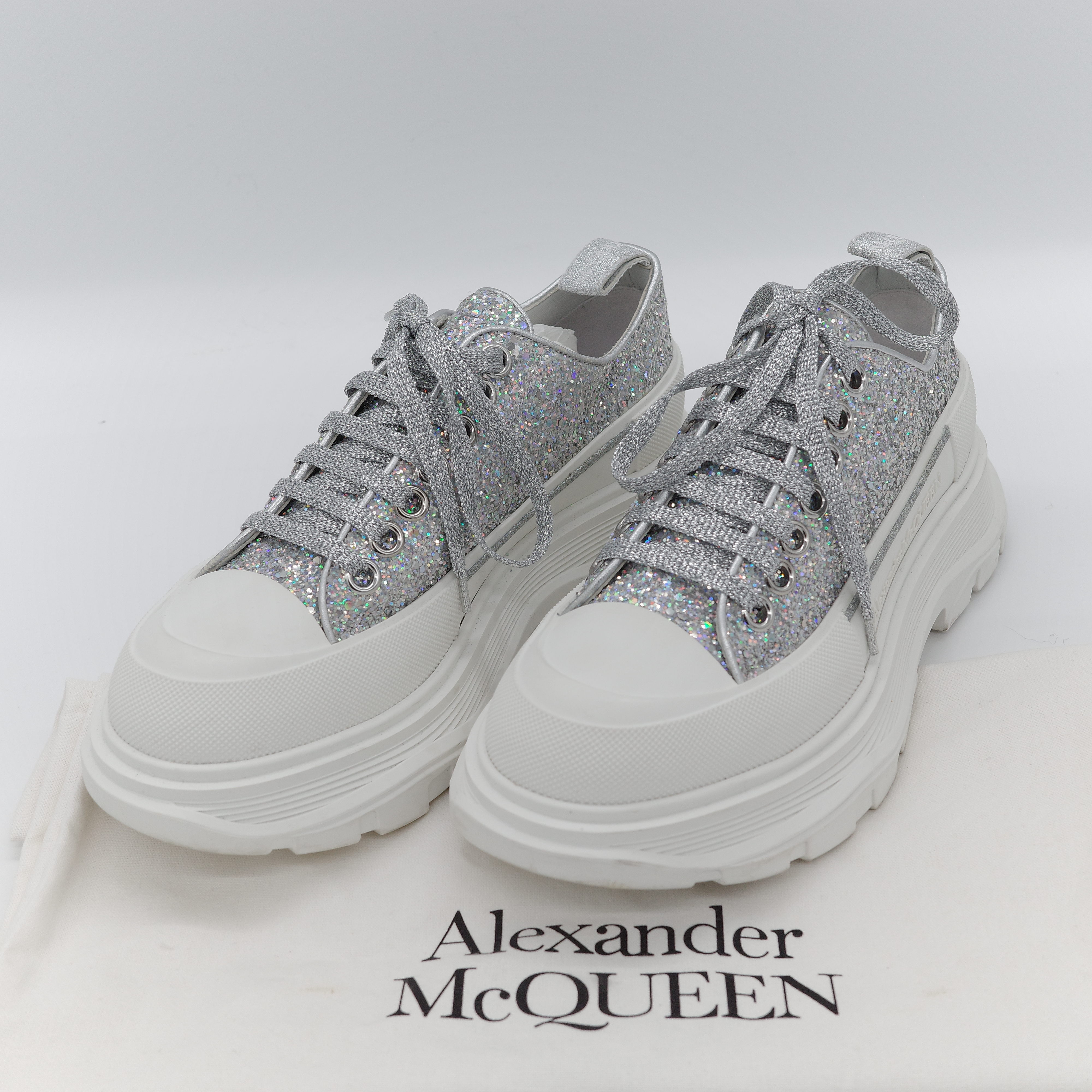 Alexander McQueen 亞歷山大·麥昆 Tread Slick 全銀亮粉 Holo Silver Glitter 亮面織物 繫帶後底運動鞋-1
